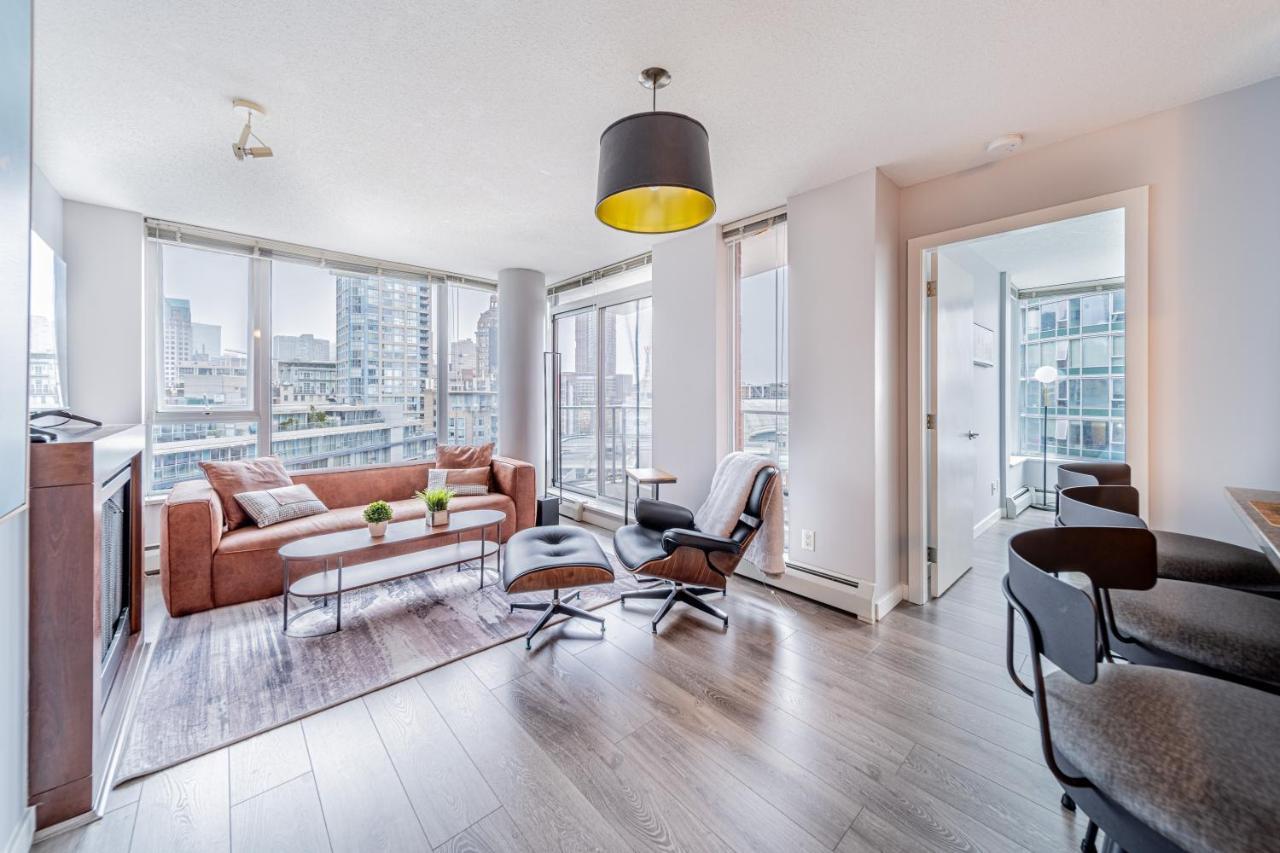 Amazing Views ! Leather Furniture ! Cozy Condo! バンクーバー エクステリア 写真