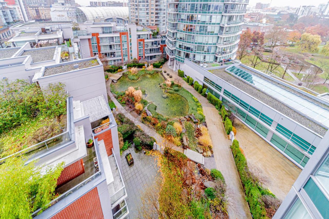 Amazing Views ! Leather Furniture ! Cozy Condo! バンクーバー エクステリア 写真