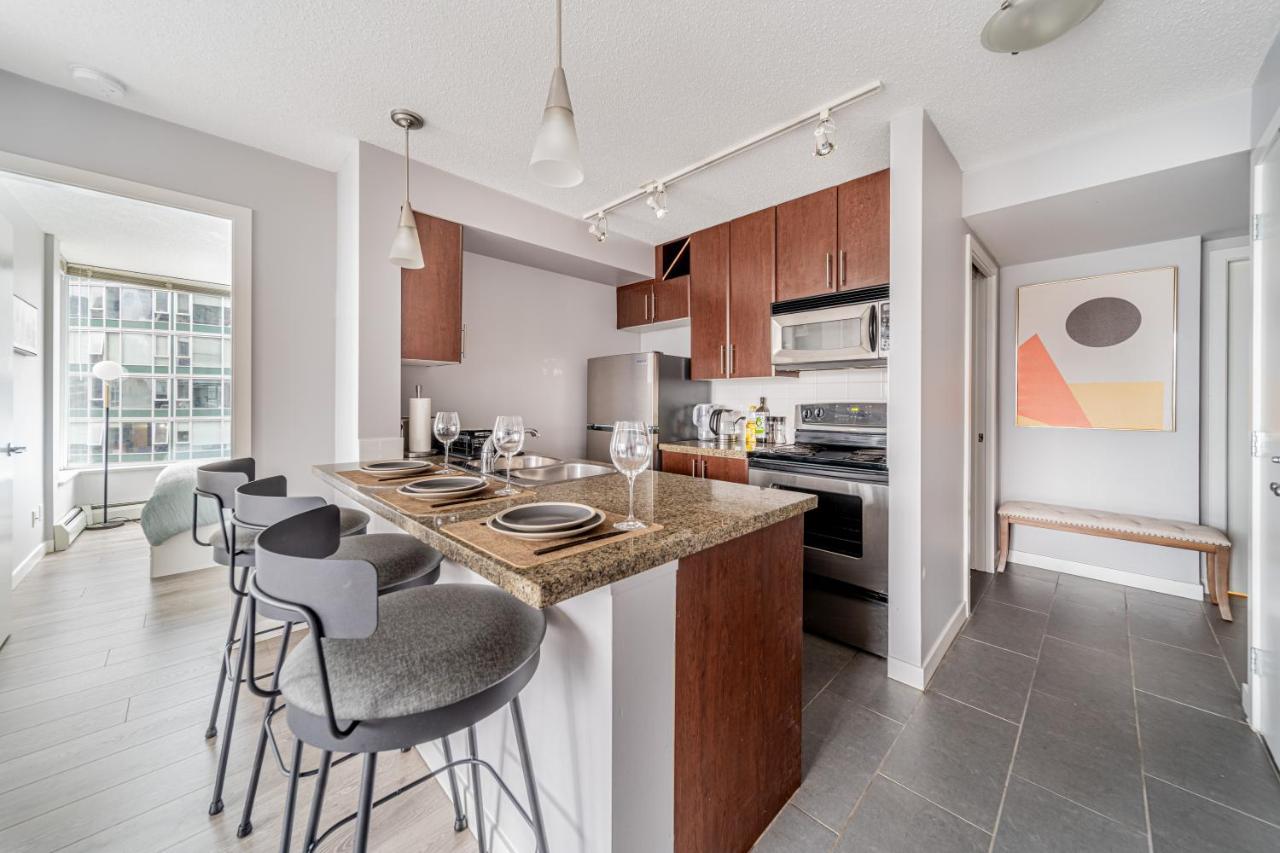 Amazing Views ! Leather Furniture ! Cozy Condo! バンクーバー エクステリア 写真