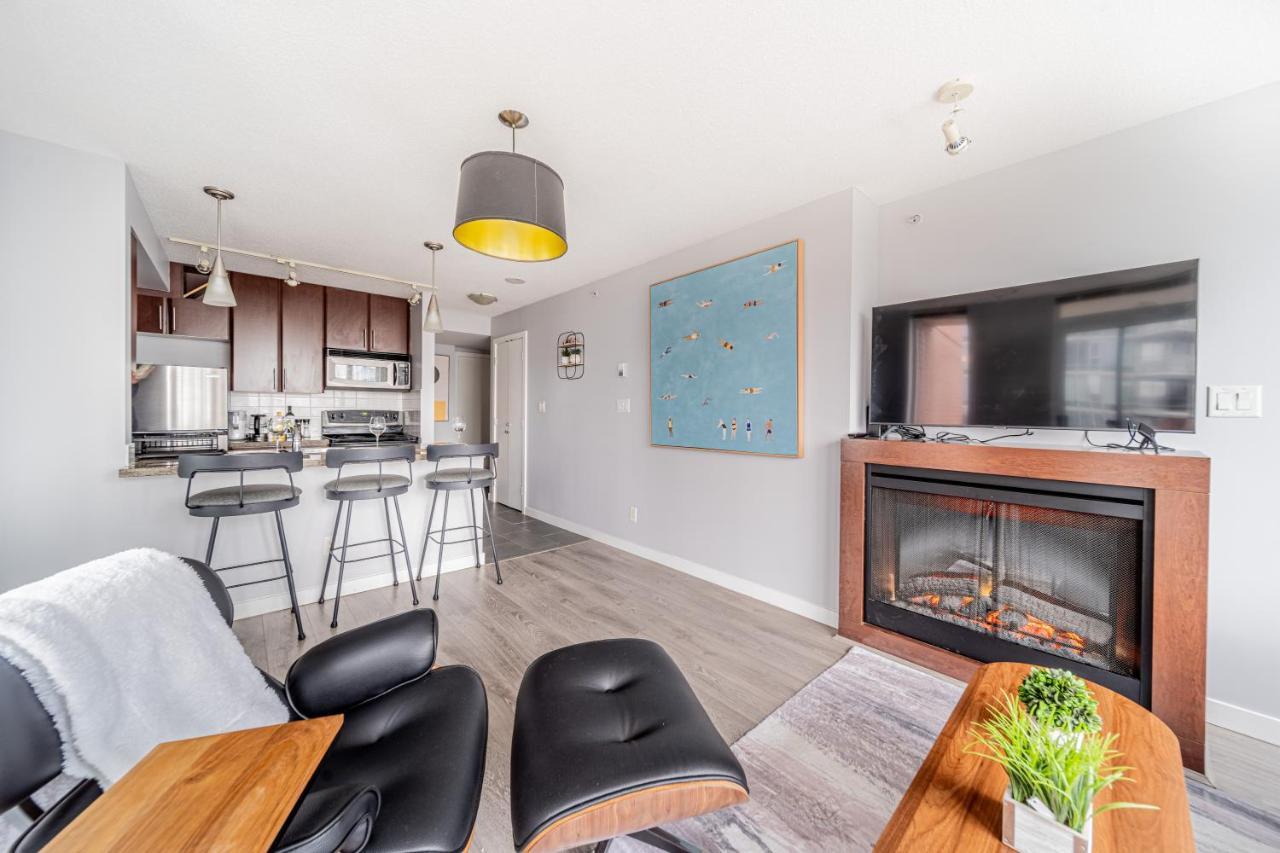 Amazing Views ! Leather Furniture ! Cozy Condo! バンクーバー エクステリア 写真