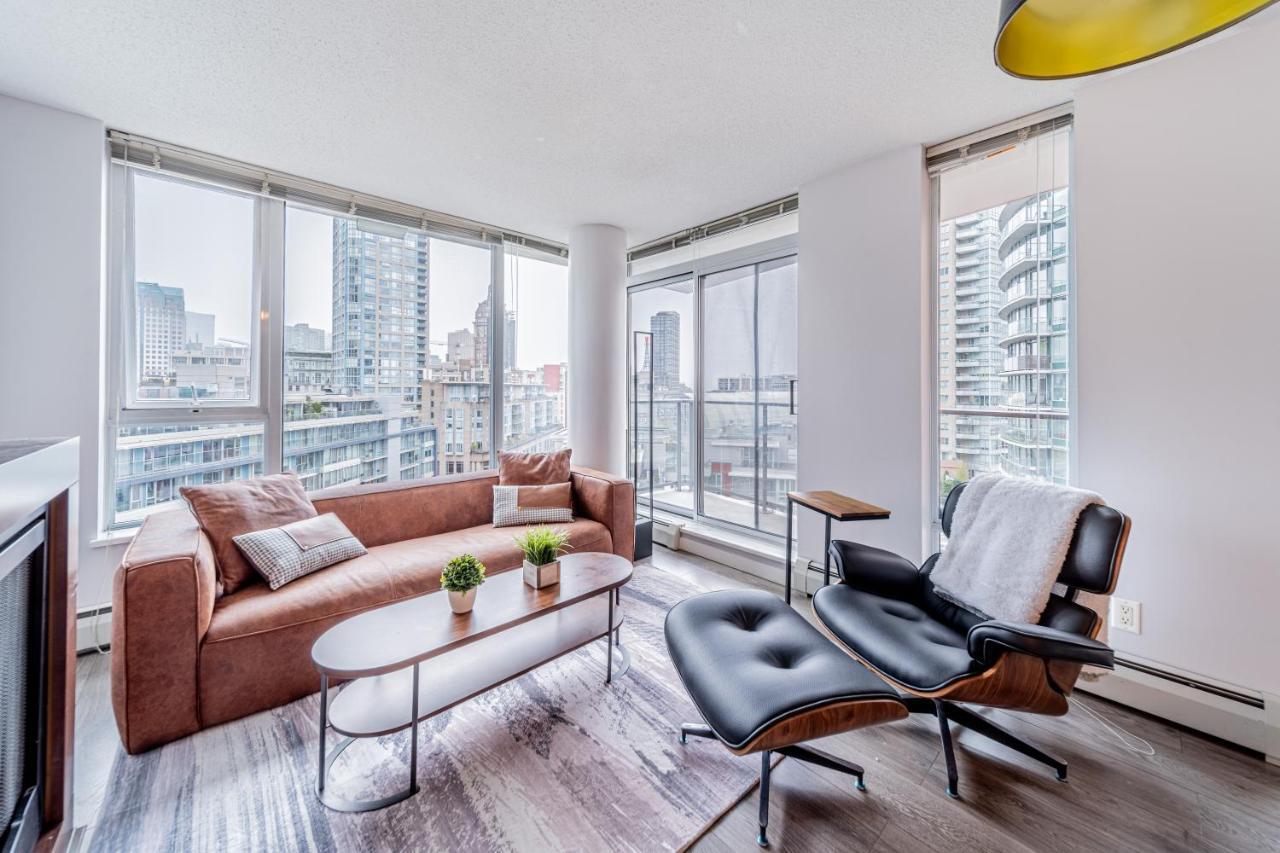 Amazing Views ! Leather Furniture ! Cozy Condo! バンクーバー エクステリア 写真
